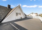 Schlafraum 6 mit Einzelbett und Ausgang Dachterrasse