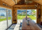 Gartenhaus, Rasenfläche u. Blick aufs Wasser