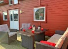 die Terrasse am Bootssteg vor dem Haus