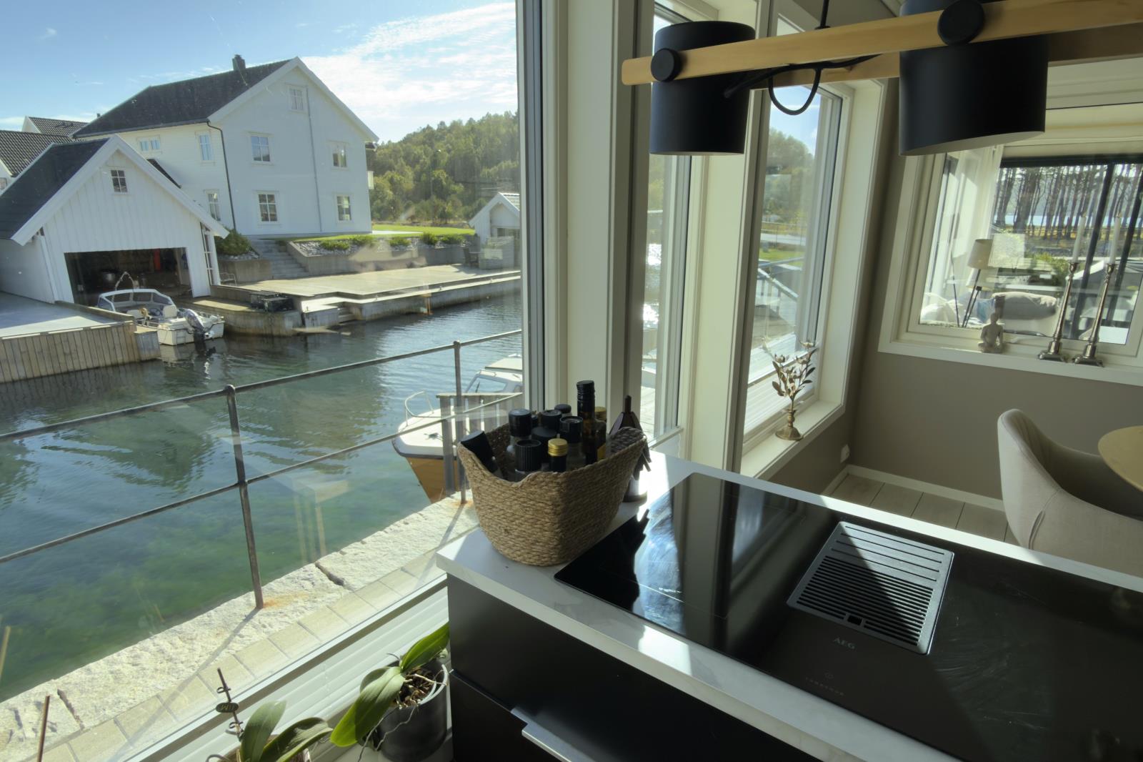 Große Fenster zum Kanal