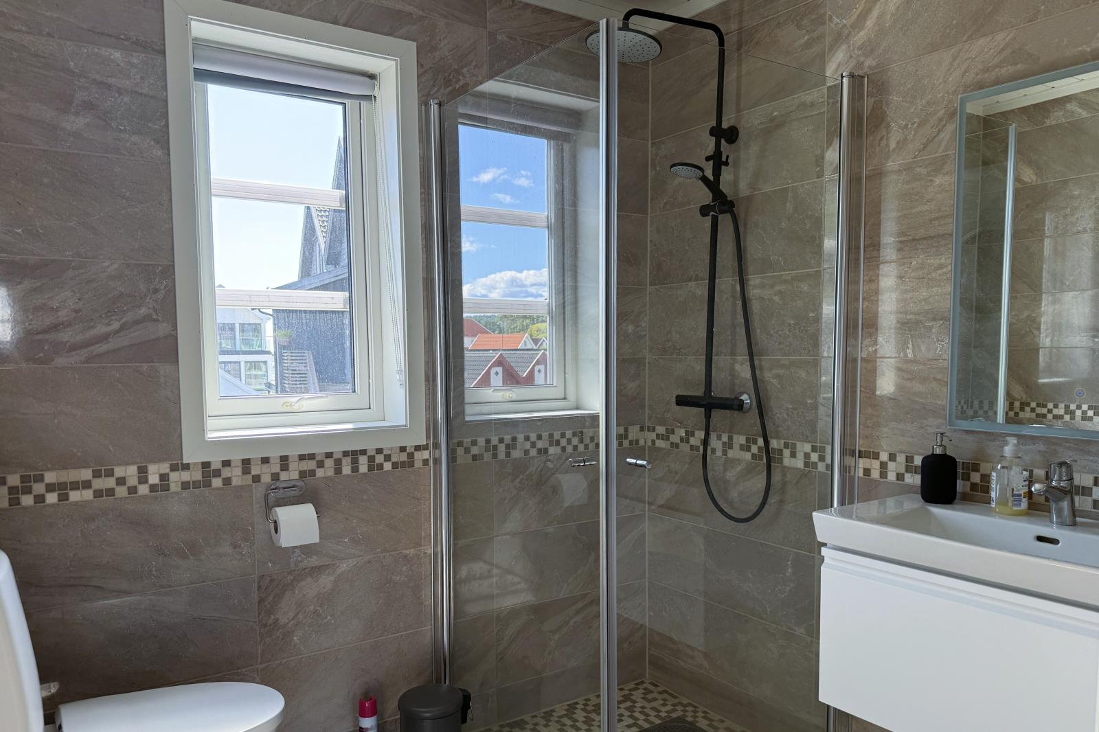 Bad Nr. 2 mit Dusche u. WC