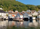 Kaufmann und Bootstankstelle gegenüber dem Haus
