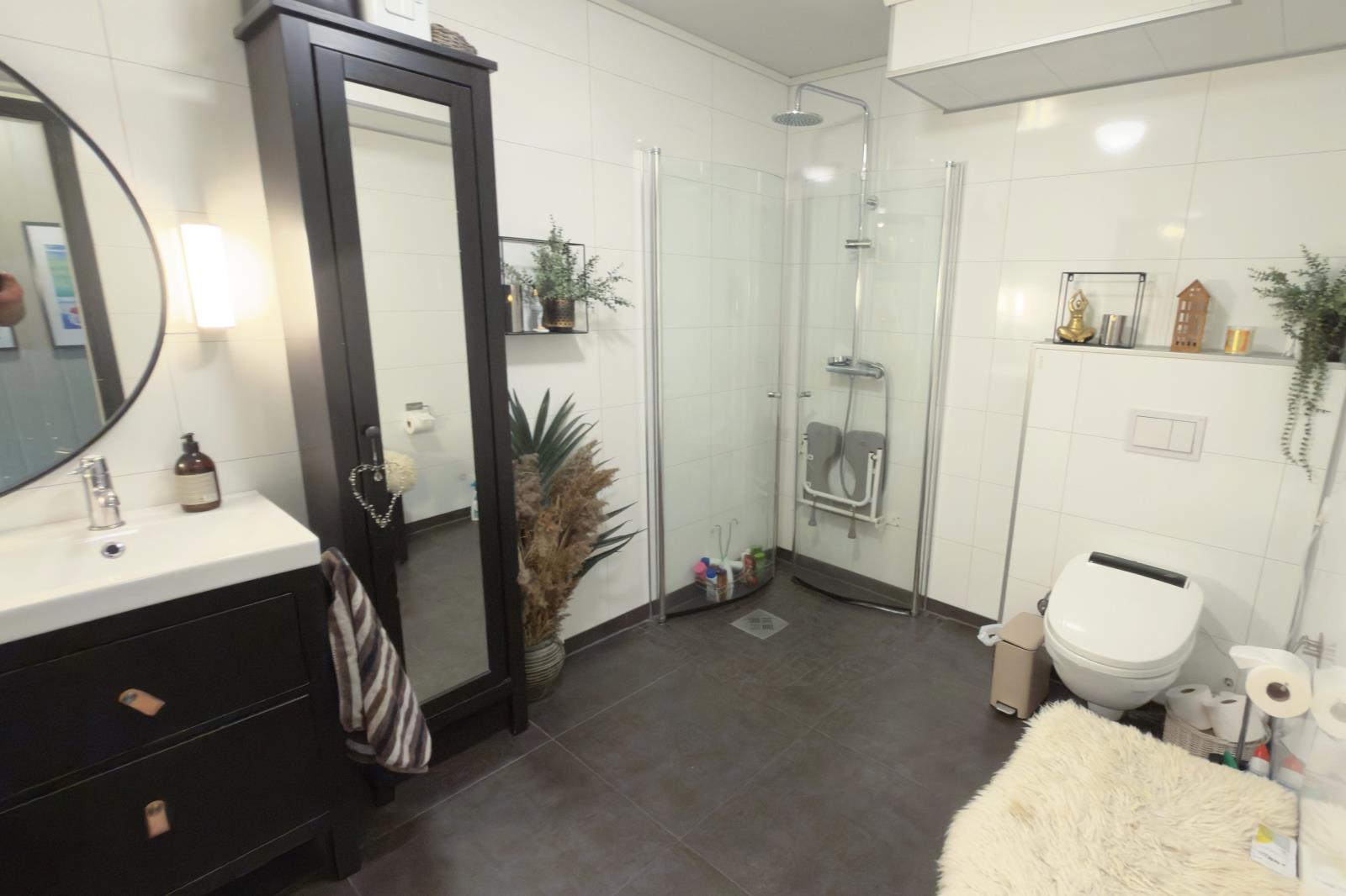 Badezimmer mit Dusche ebenerdig