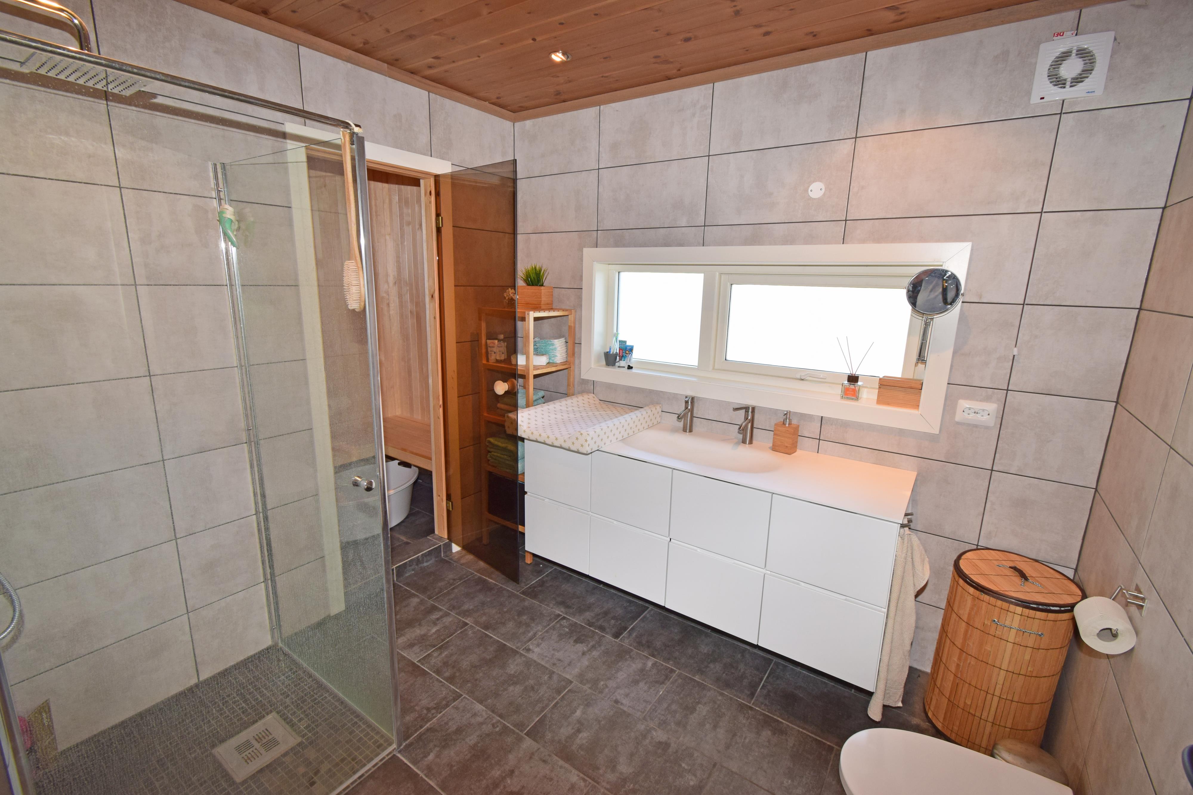das Duschbad mit kleiner Sauna
