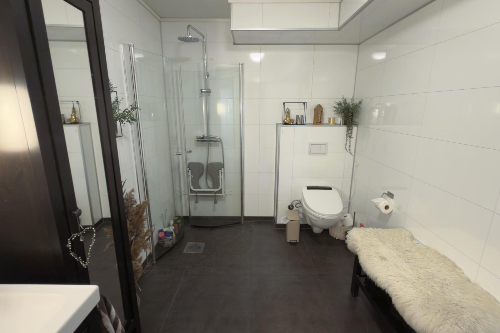 Badezimmer mit Dusche ebenerdig