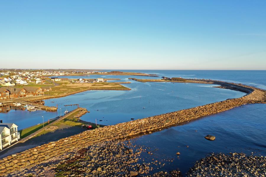 Vorhafen mit Fahrrinne zum Meer
