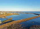 Vorhafen mit Fahrrinne zum Meer