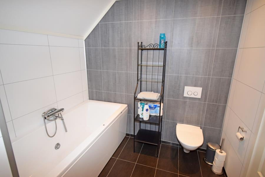Bad 2 mit Wanne und Dusche