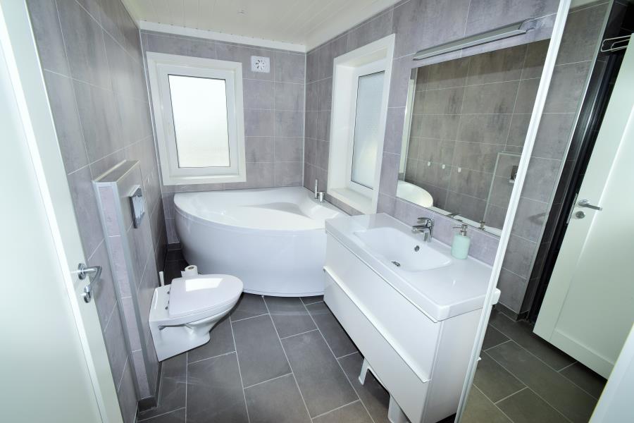 Bad mit Dusche, Wanne