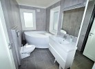 Bad mit Dusche, Wanne