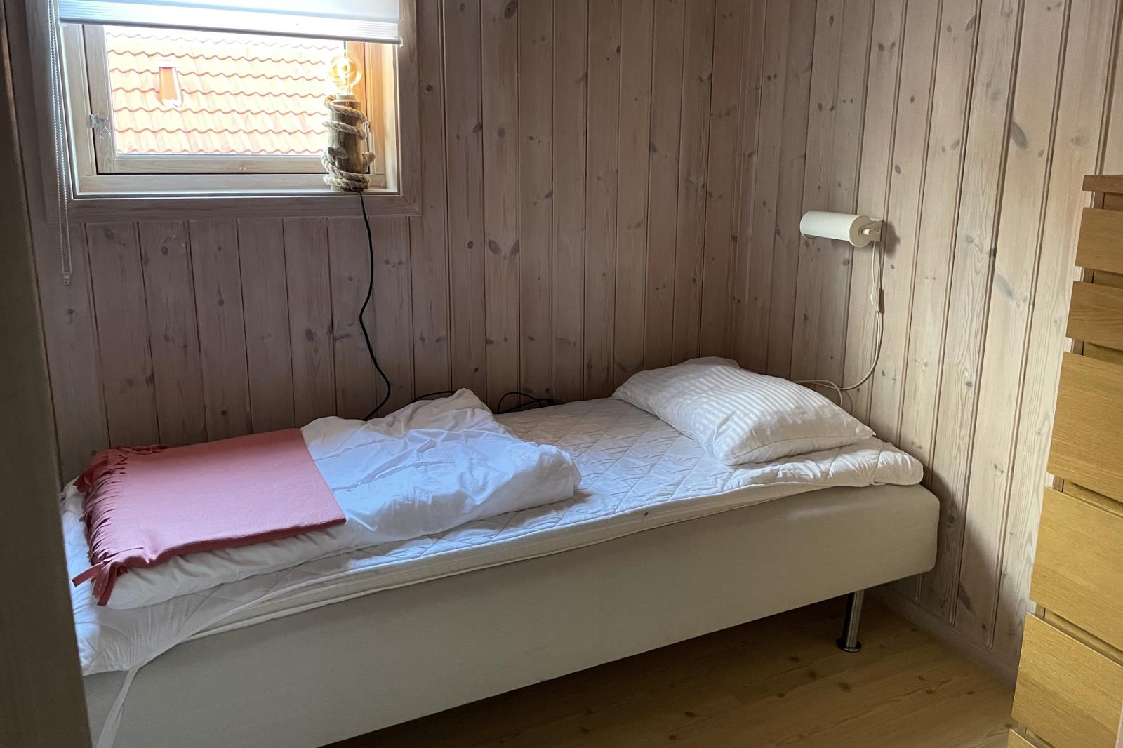 Schlafzimmer mit Einzelbett im EG