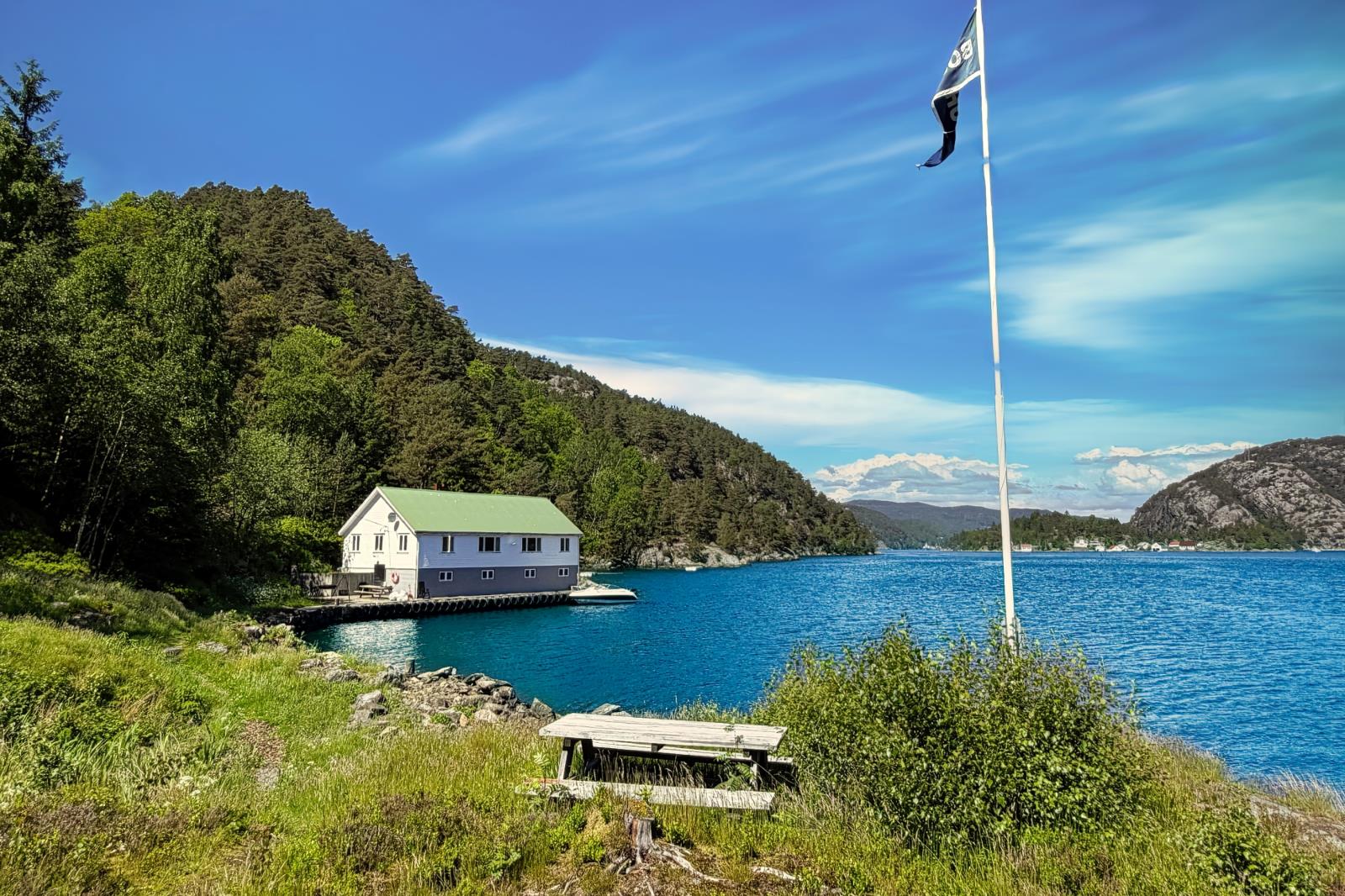 Blick zum benachbarten Ferienhaus Bolshus