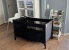 Babybett und Stuhl selbstverständlich