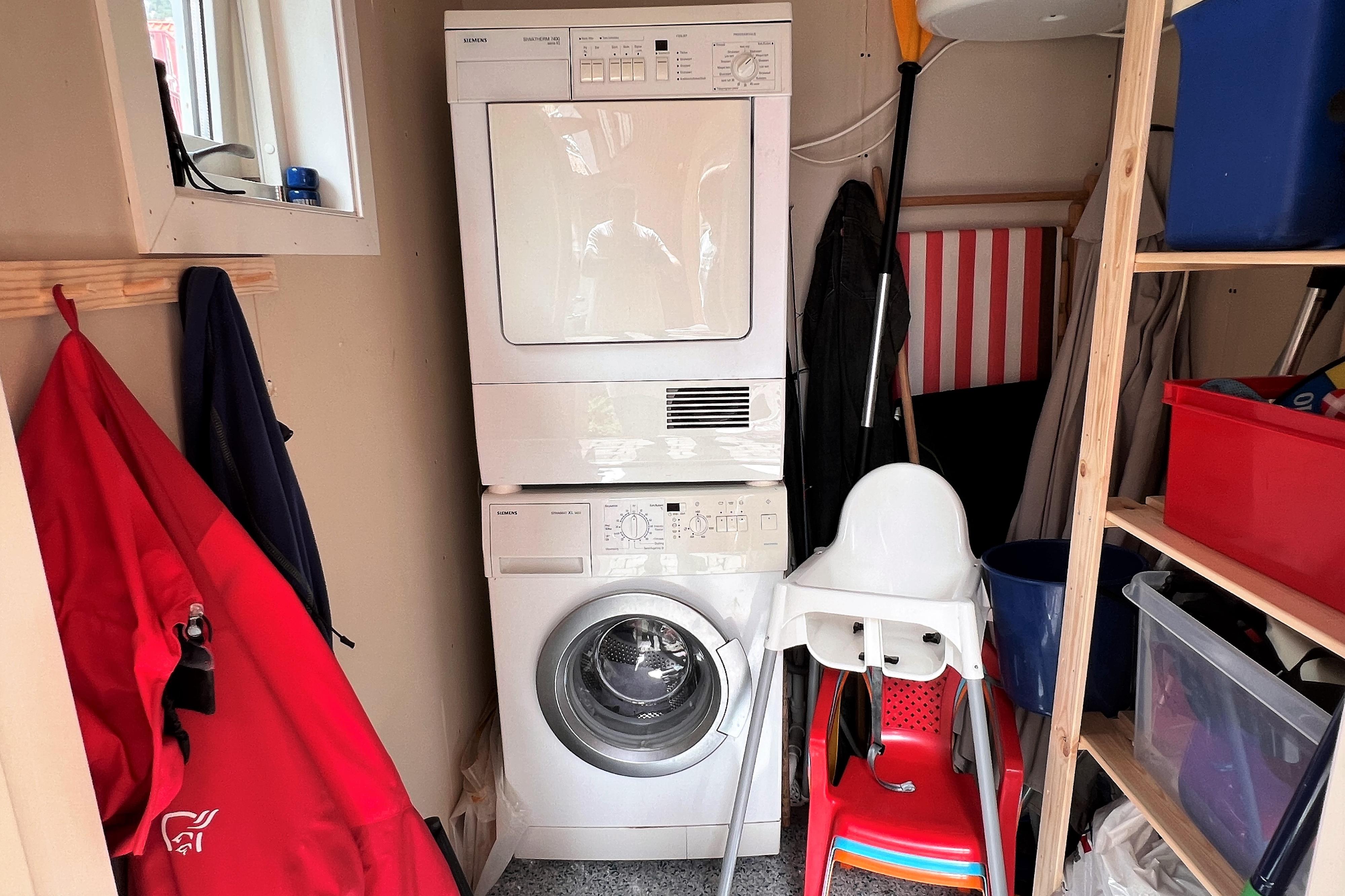 der Wirtschaftsraum mit Waschmaschine u. Trockner