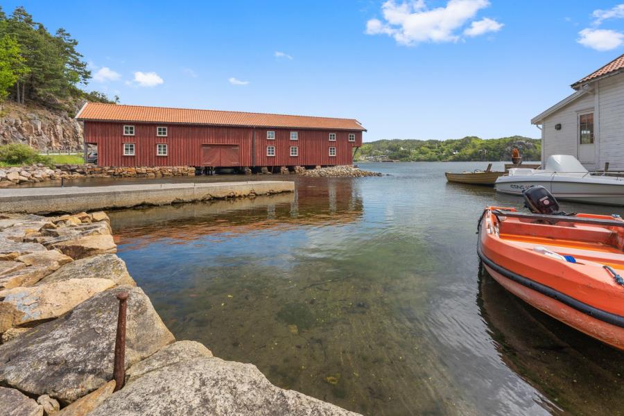 Snigsfjorden, auf der gegenüber liegenden Seite vom Haus