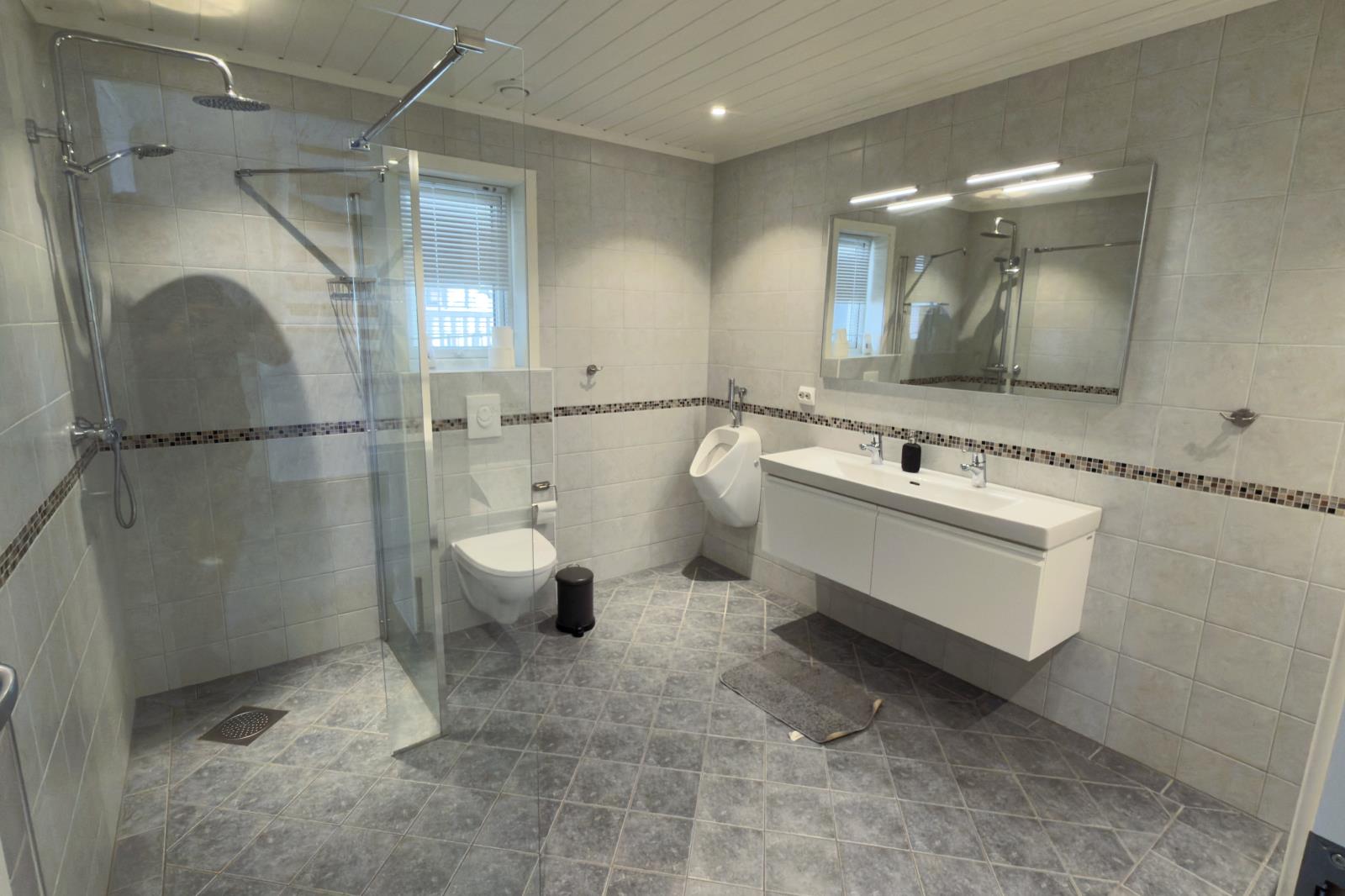Bad 1 mit Dusche und Wanne
