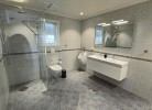 Bad 1 mit Dusche und Wanne