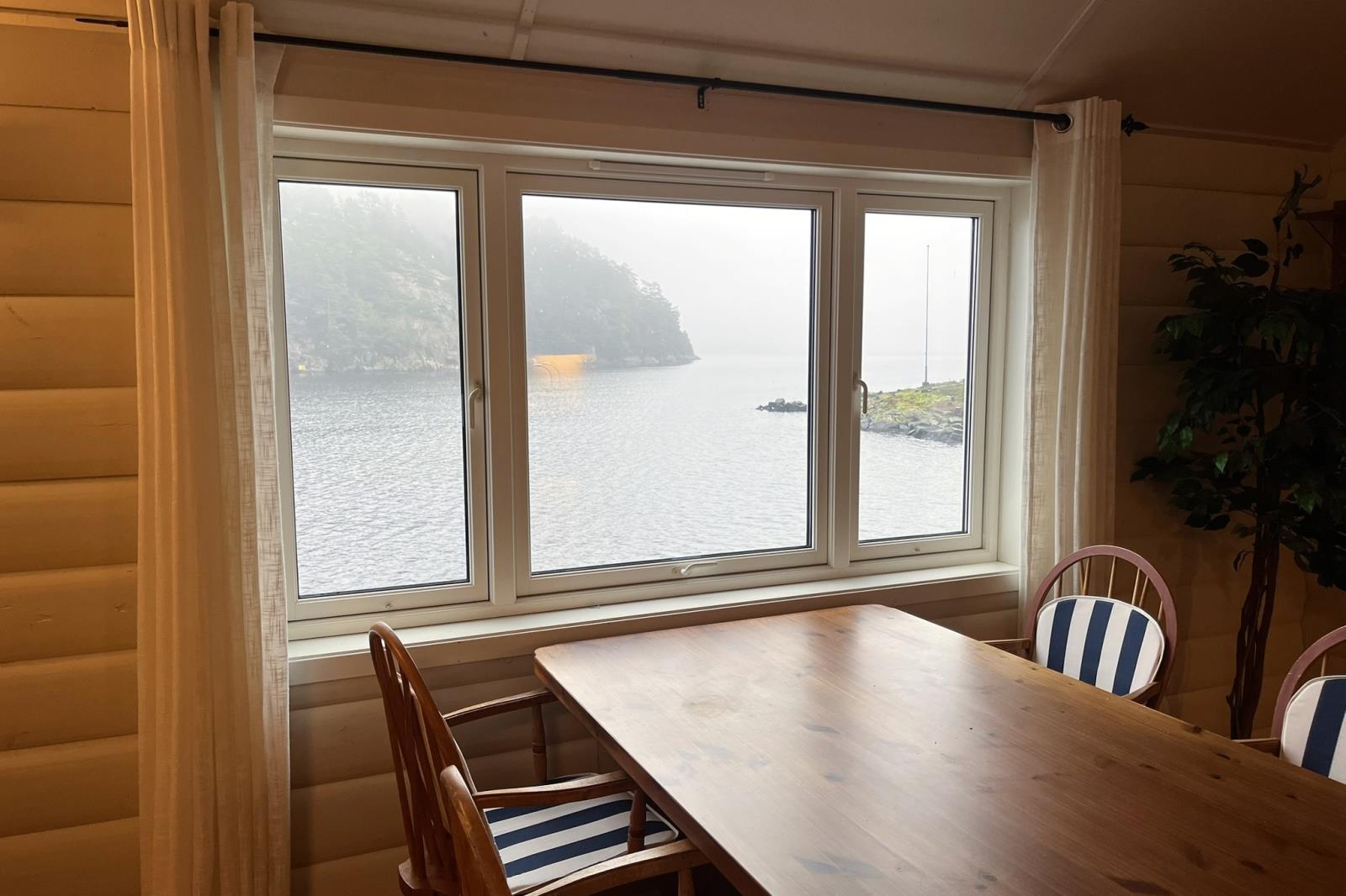 Esstisch, mit Blick auf den Fjord