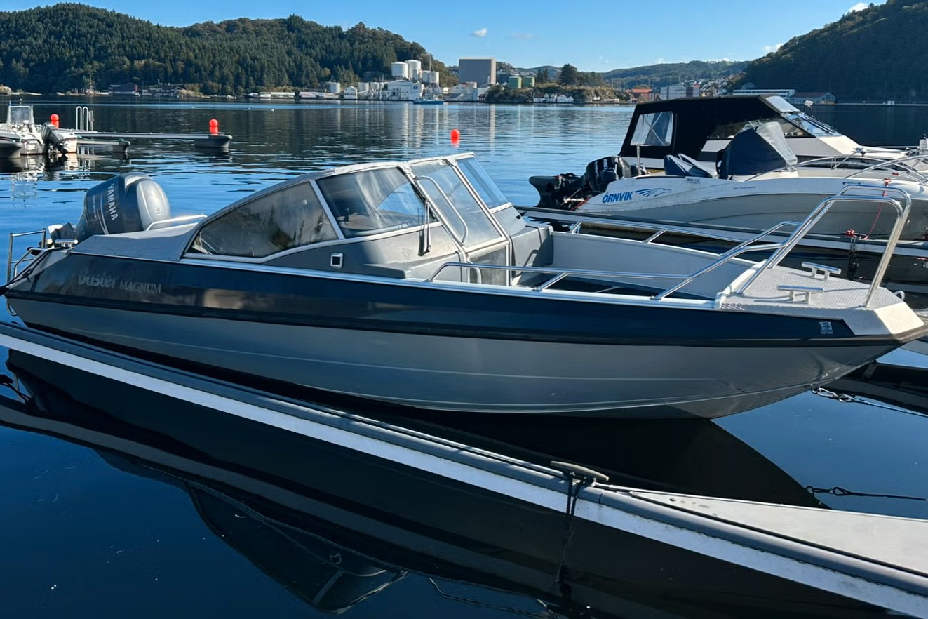 Du hast die Wahl, entweder das Buster 23 ft mit 150 PS - oder 