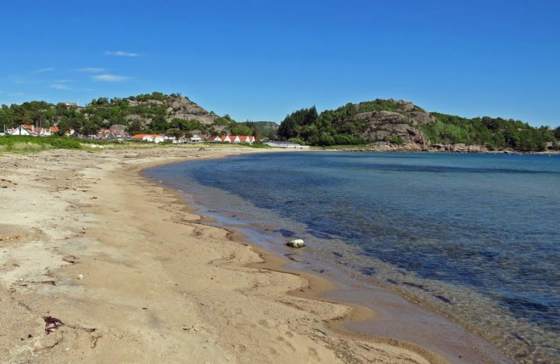 der Strand Njervesanden  in der Meeresbucht