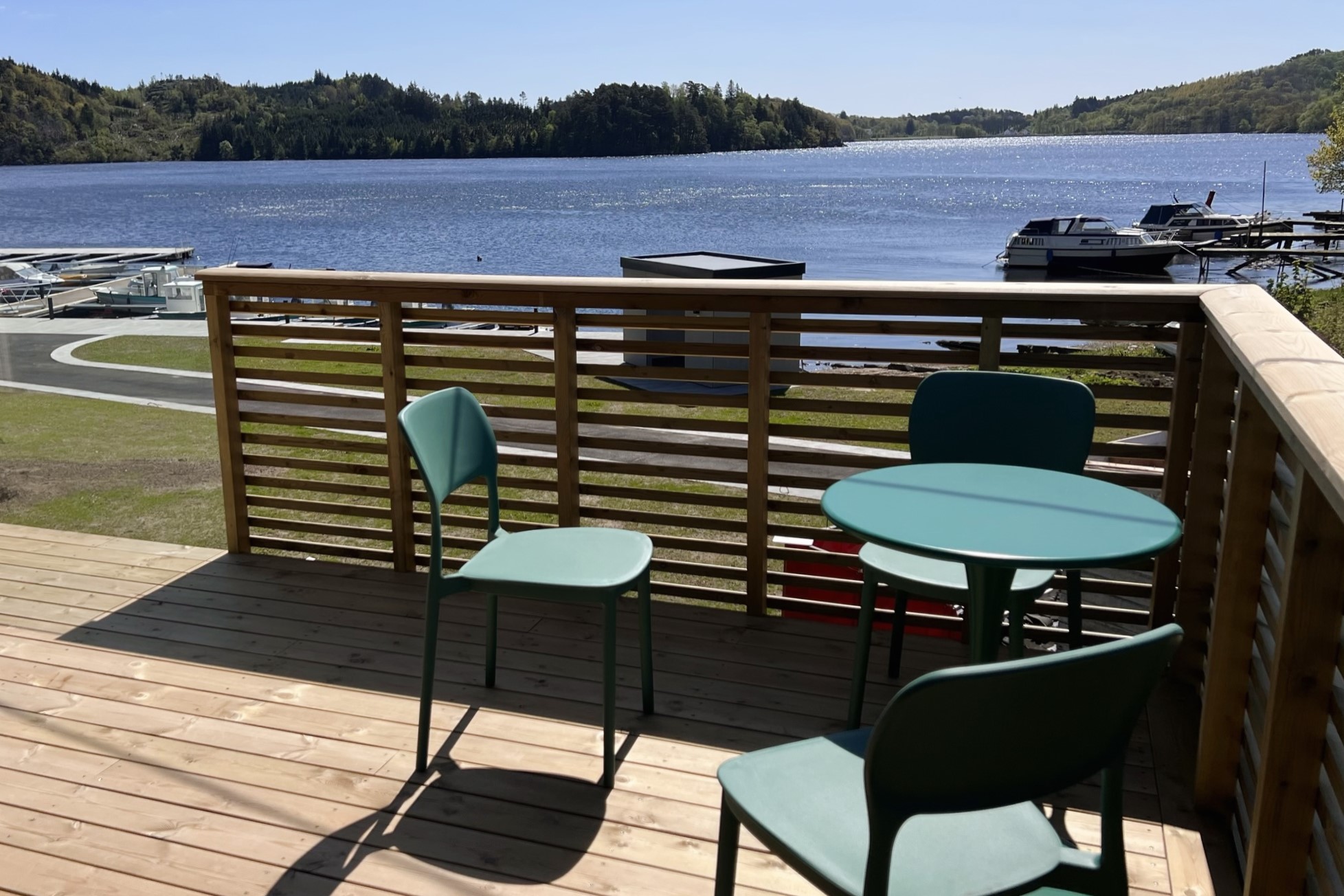 sehr große Veranda mit Fjordblick