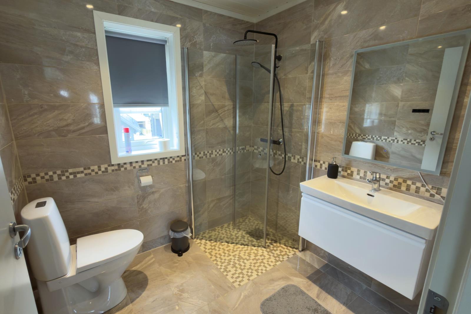 Bad Nr. 2 mit Dusche u. WC