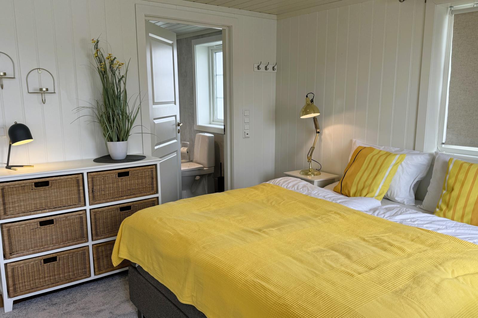 Schlafzimmer 1 im EG mit Zugang Bad