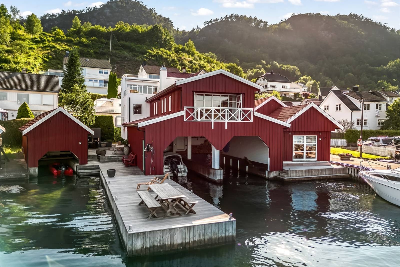 mittig, das große Bootshaus 