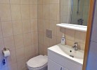 das Bad mit Dusche u. WC