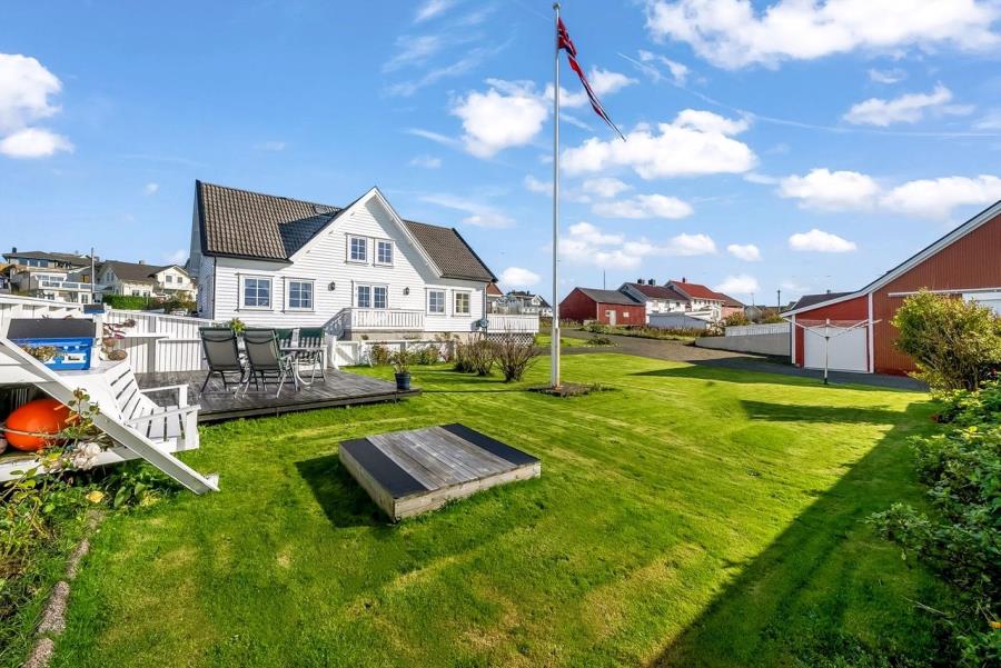 Garten mit Rasenfläche