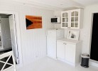 Kühlschrank, eine Kühltruhe befindet sich im Keller