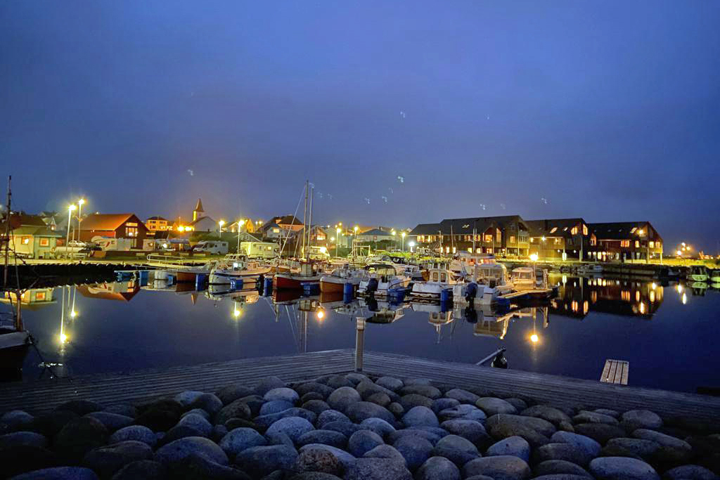 Borshavn bei Nacht, Blick von Terrasse