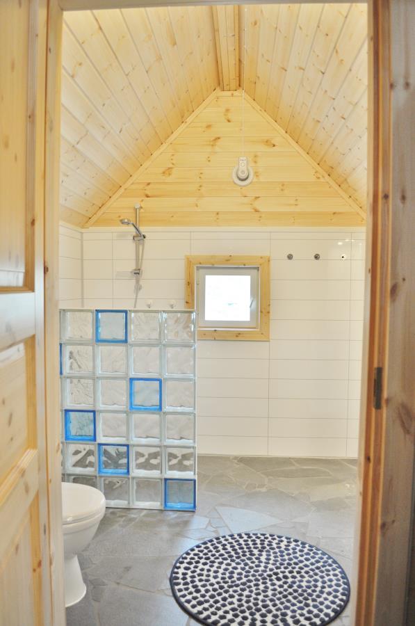 2 Bäder mit Dusche und WC pro Lodge