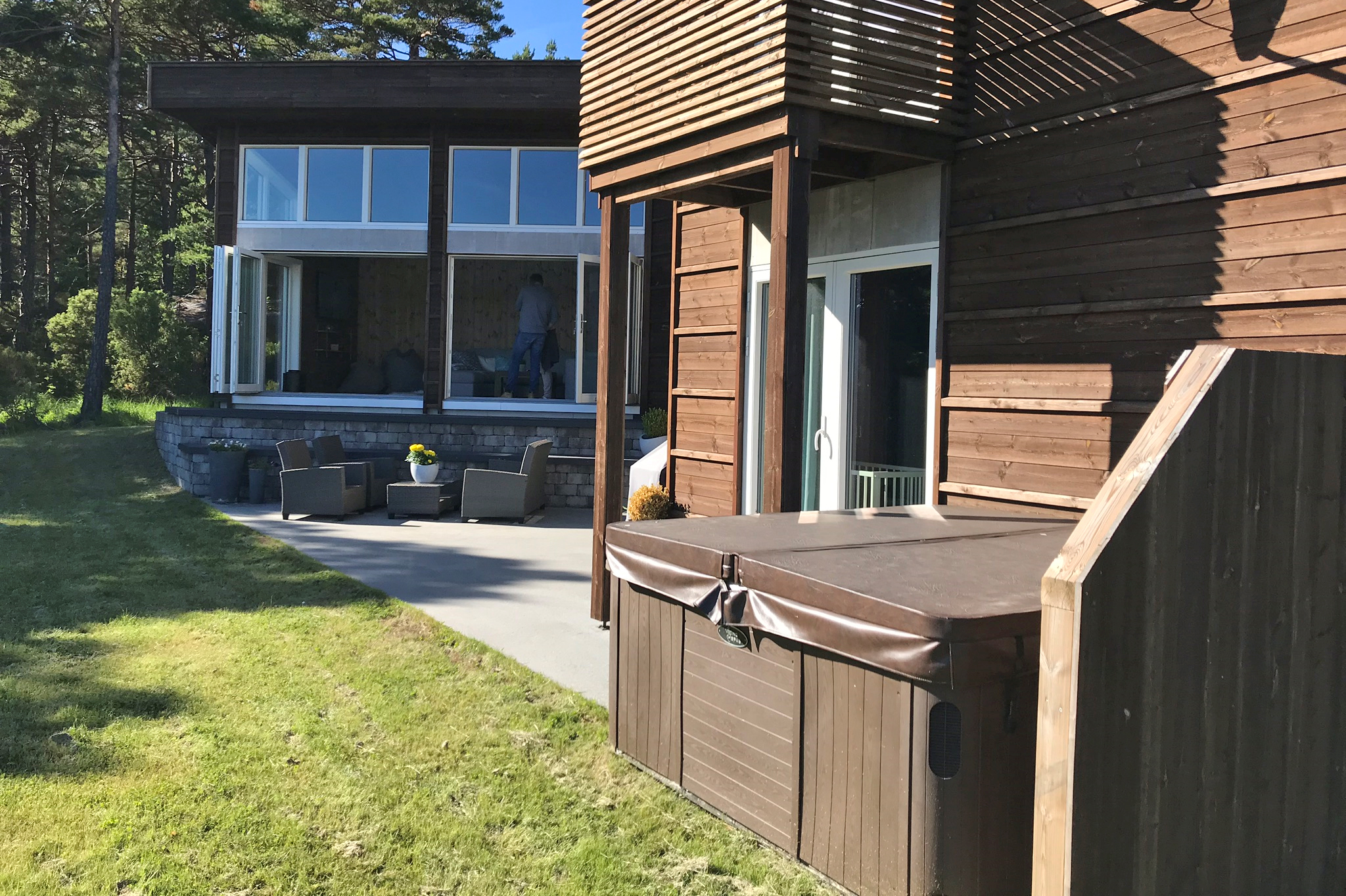 ein Jacuzzi an der Terrasse