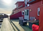die Terrasse am Bootssteg vor dem Haus