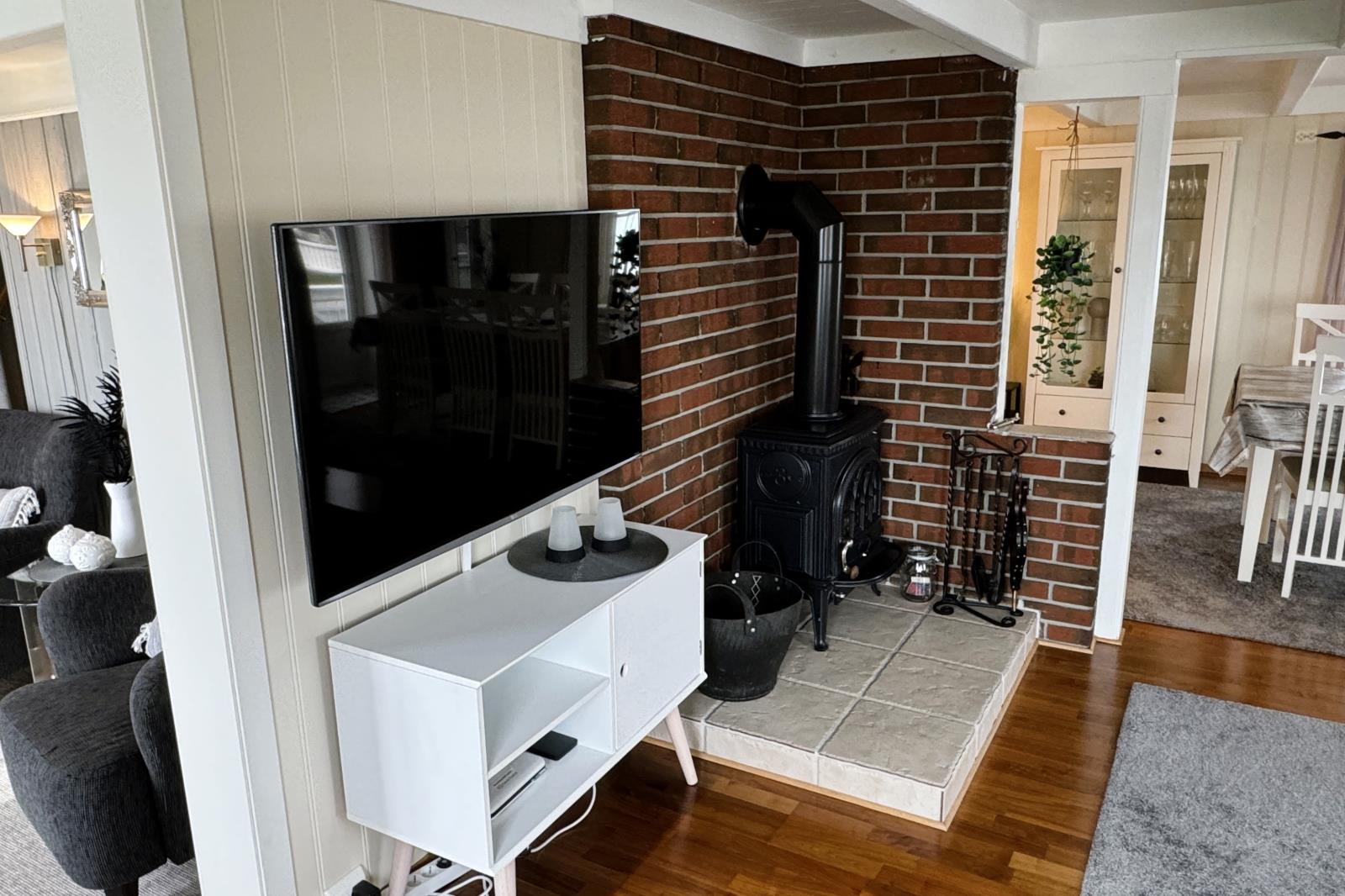 Stube mit TV und Kaminofen