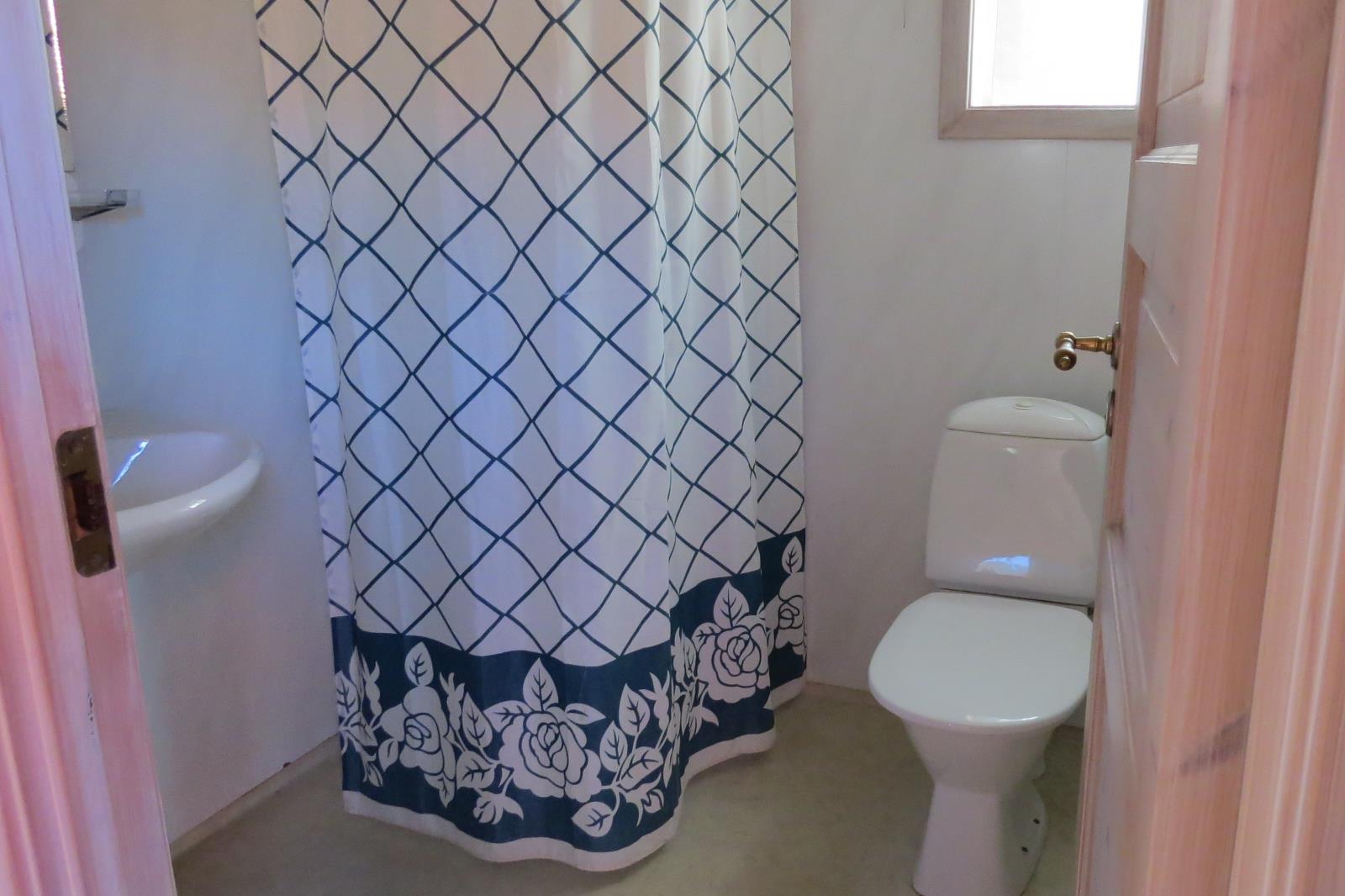 zweckmäßiges Duschbad mit WC