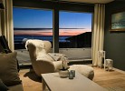den Sonnenuntergang über dem Meer beobachten