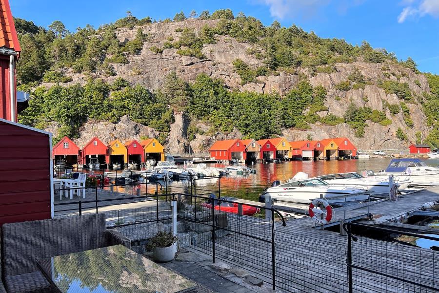 Terrasse am Fjord mit Gasgrill