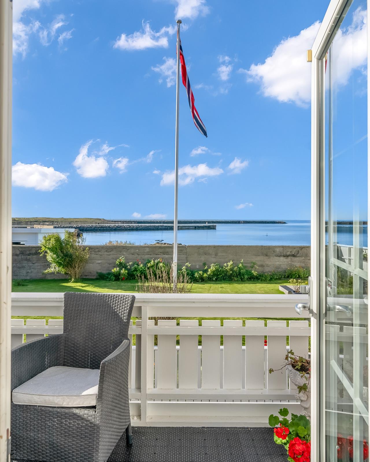 Blick aus Terrassentür Süd / Schutzmauer zum Strand ist abgebaut, nun freier Blick